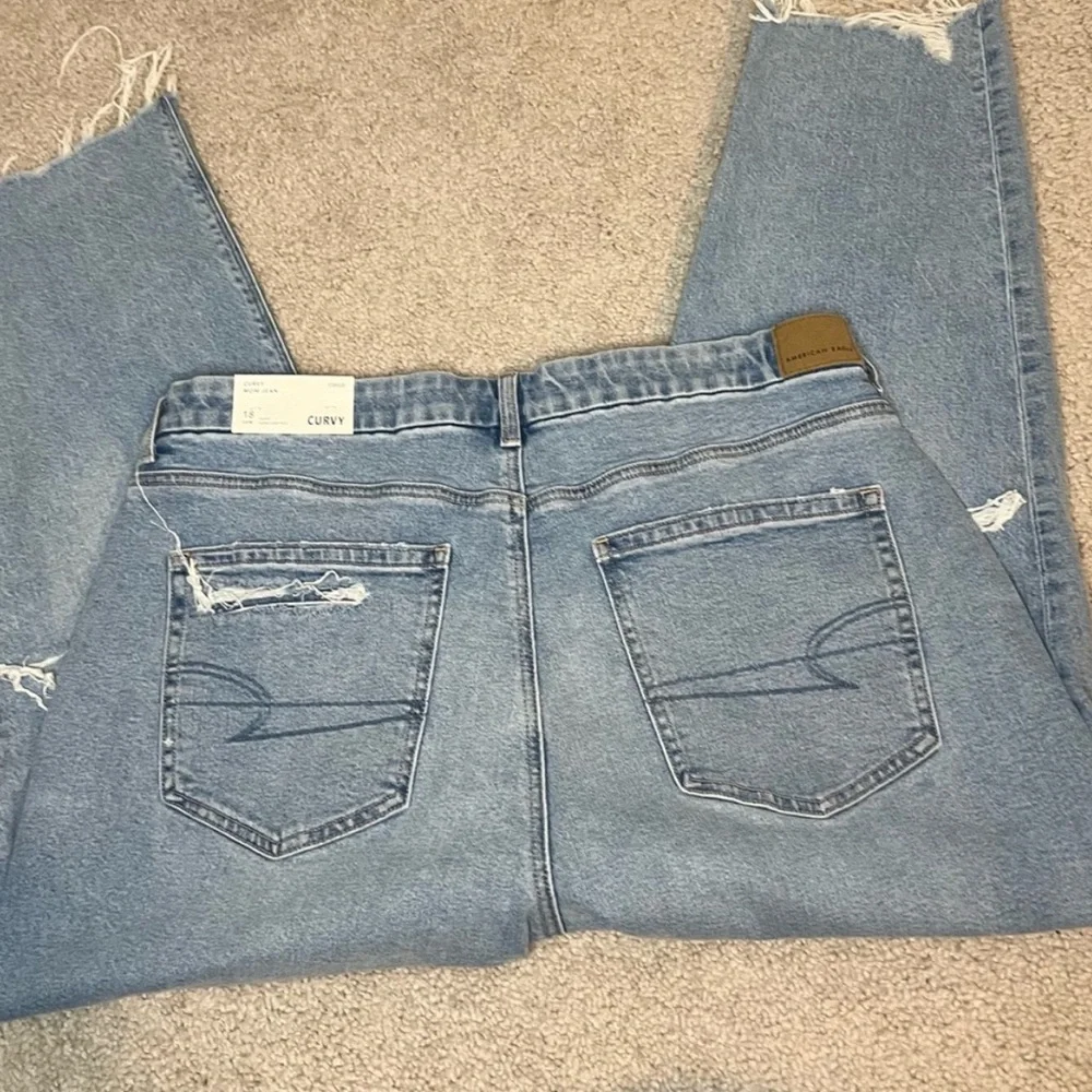 NWT American Eagle - Strigid Curvy Ripped Mom Jean - Size 18 Short - Picture 8 of 11